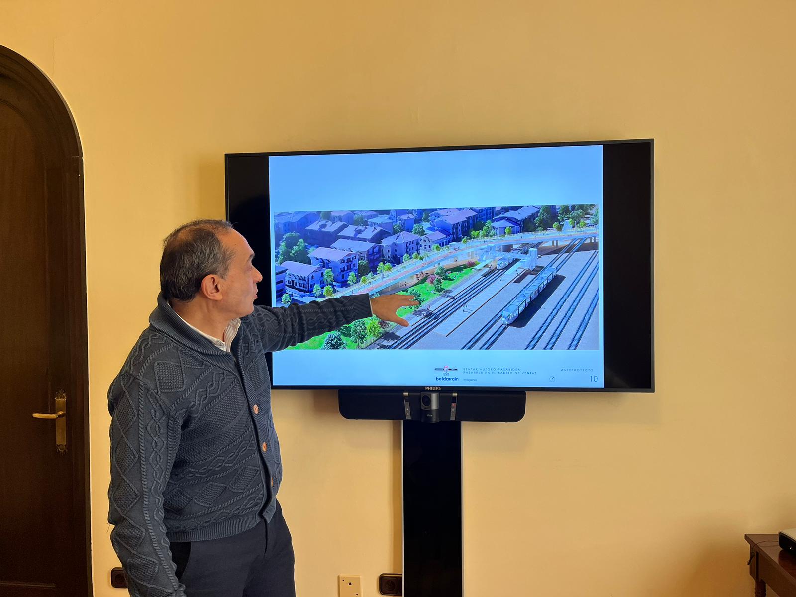 El delegado de Urbanismo, Miguel Ángel Páez, explicando la actuación en rueda de prensa