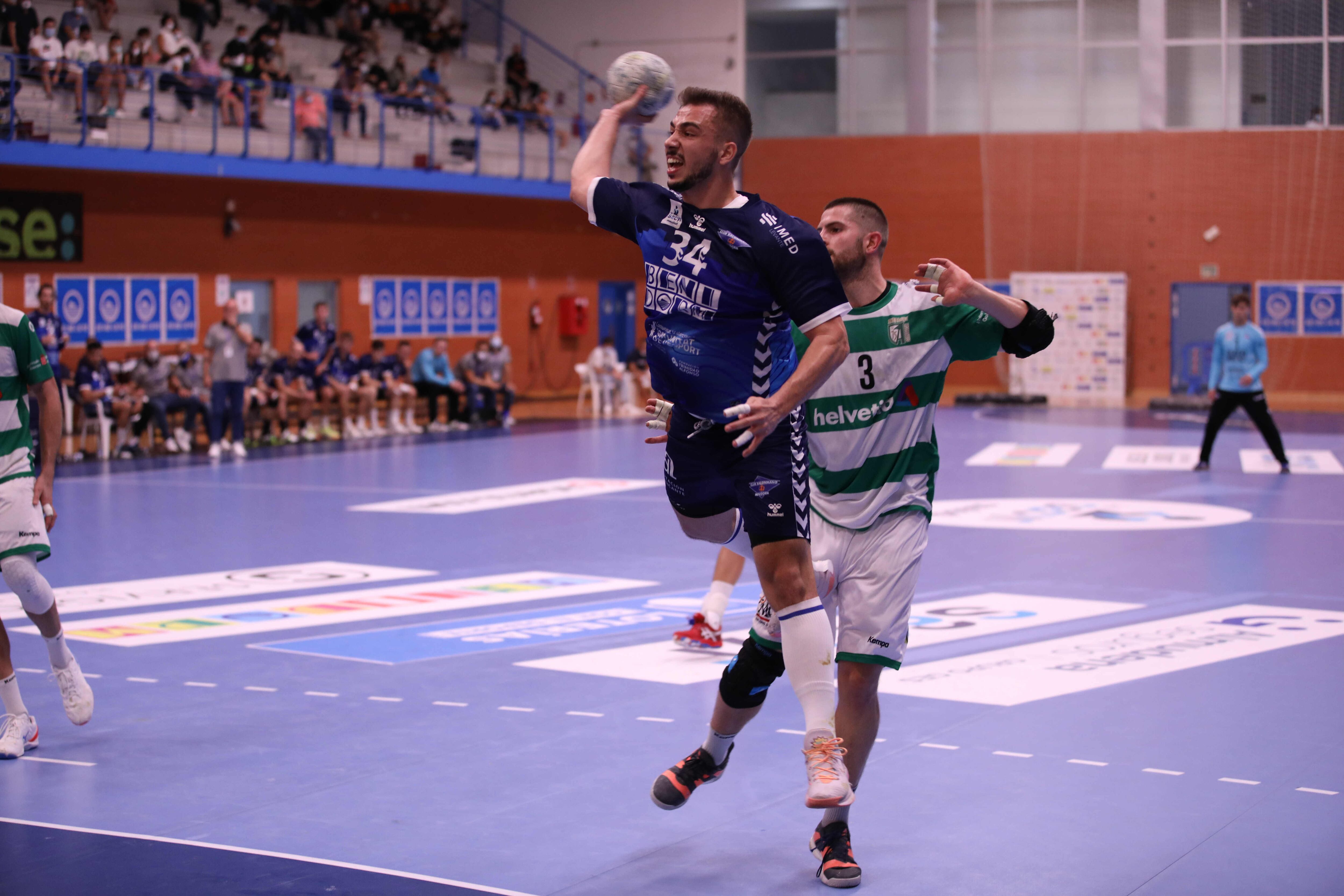 BM Benidorm durante un partido ante el Helvetia Anaitasuna