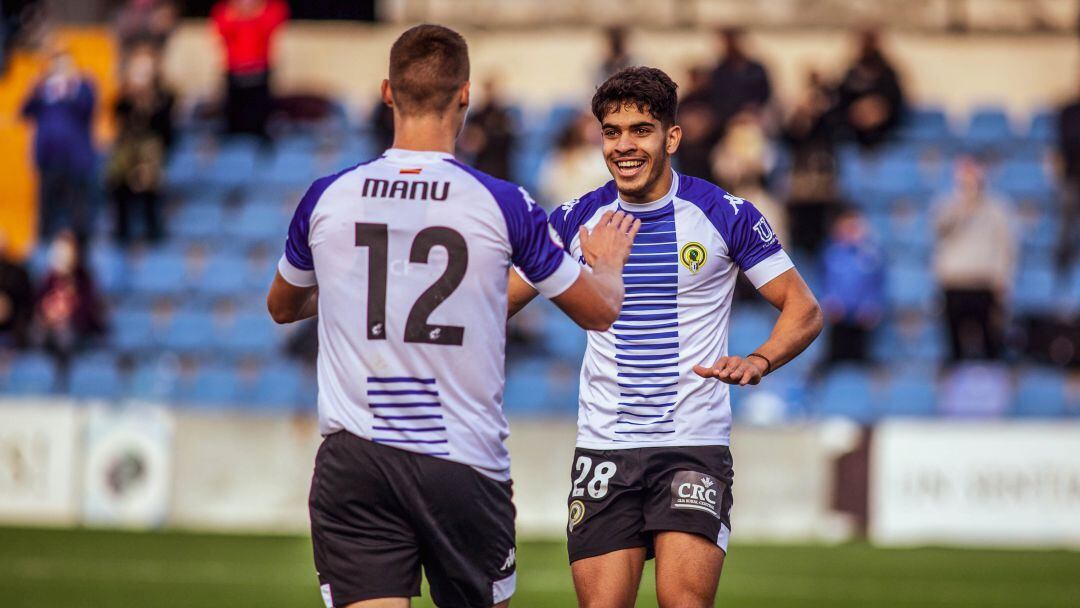 Abde celebra el gol de Pastorini con Manu Garrido
