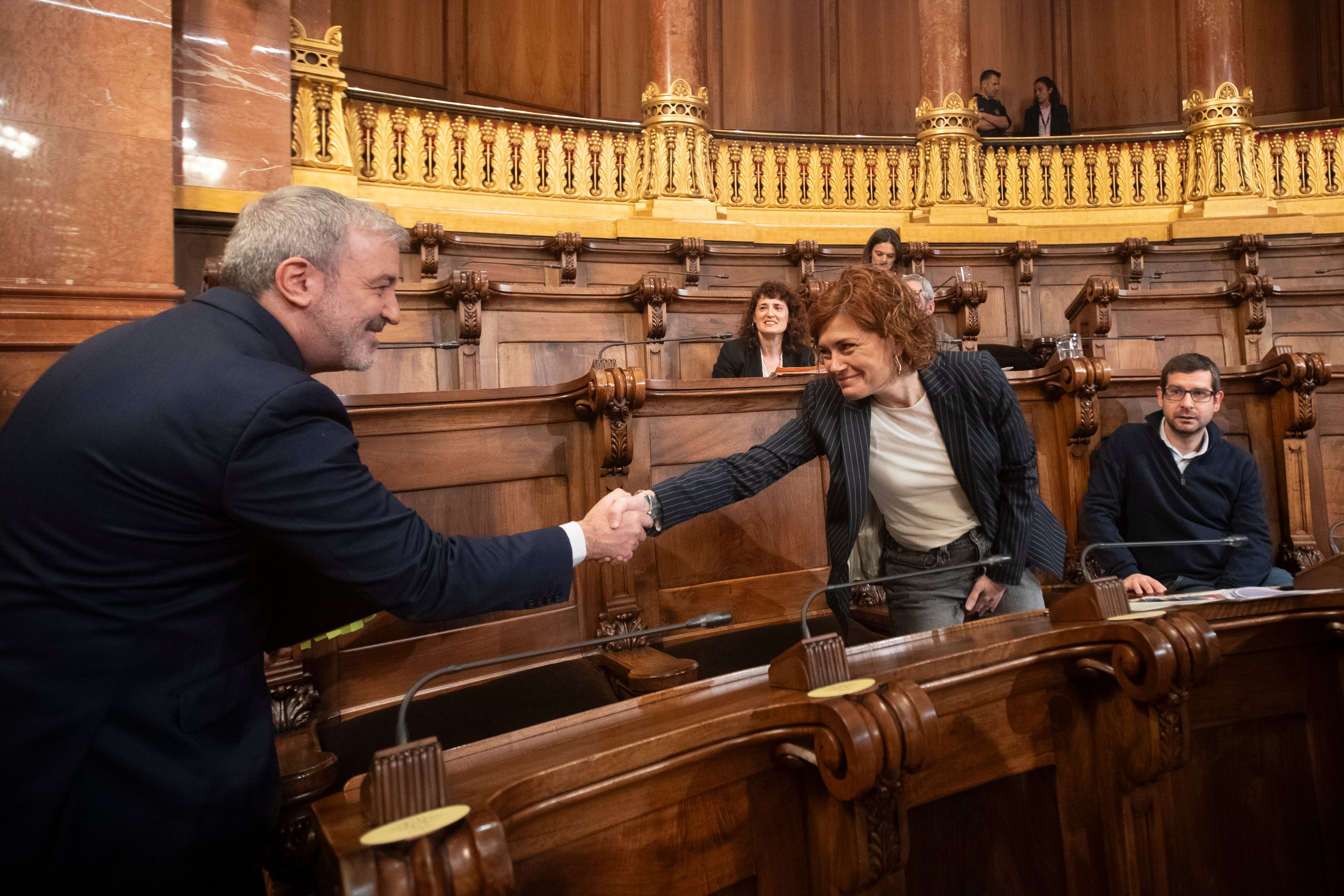 El alcalde de Barcelona, Jaume Collboni, saluda a Elisenda Alamany de ERC.