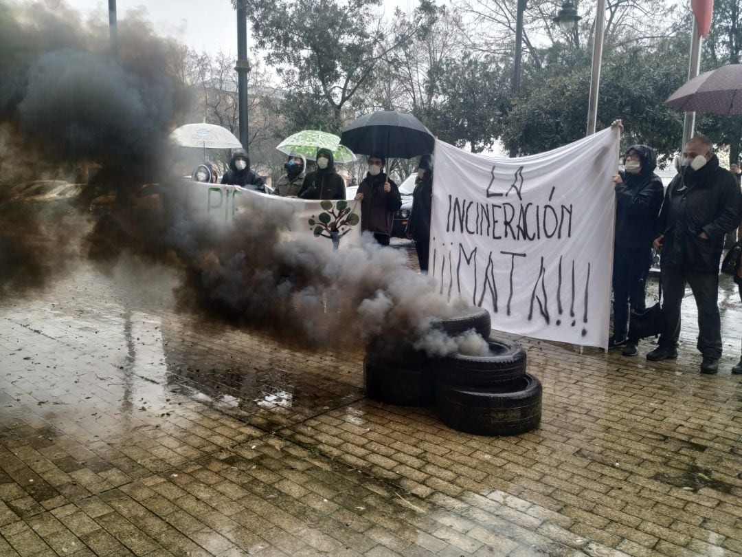 Una de las protestas de Aire Limpio frente a la delegación de la Junta en Ponferrada