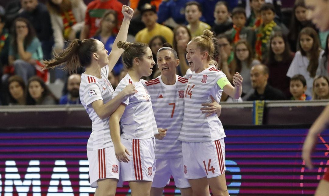 Las españolas celebran uno de los goles del partido