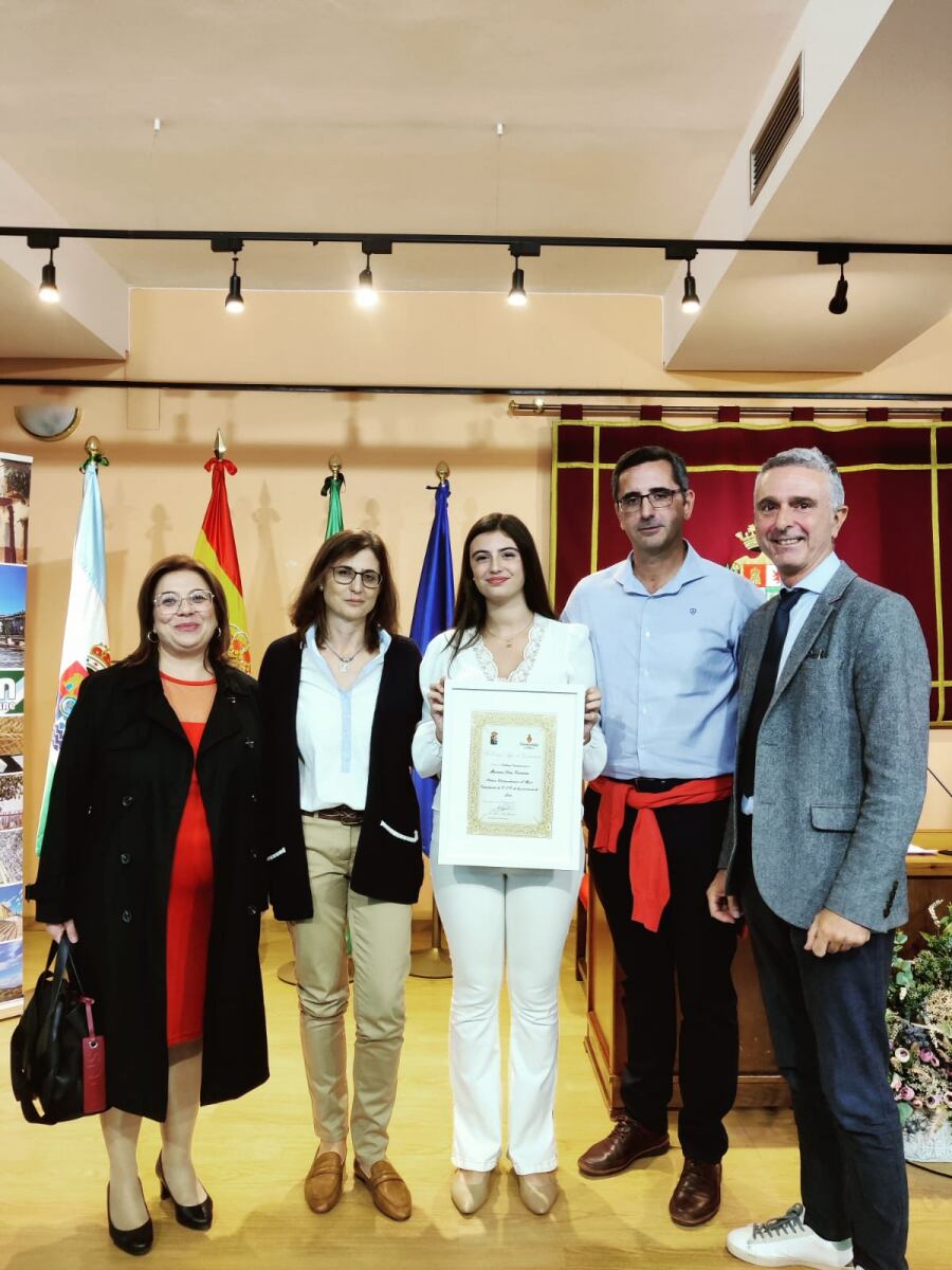 Entrega a Mariana Díaz del galardón al mejor expediente de Educación Secundaria en la provincia de Jaén.