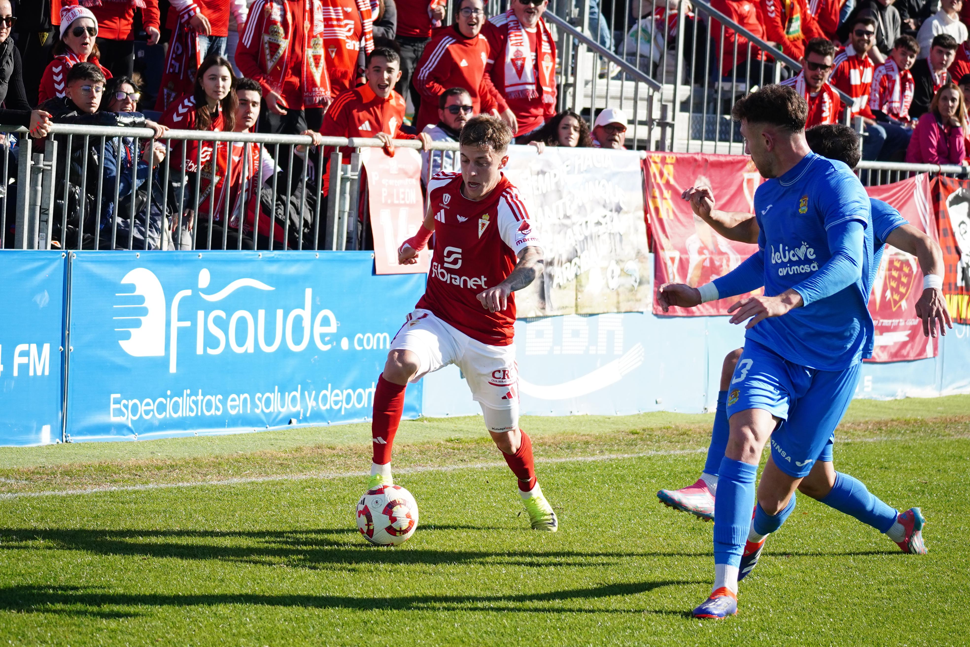 Loren Burón, jugador del Real Murcia, en una acción contra el Fuenlabrada.