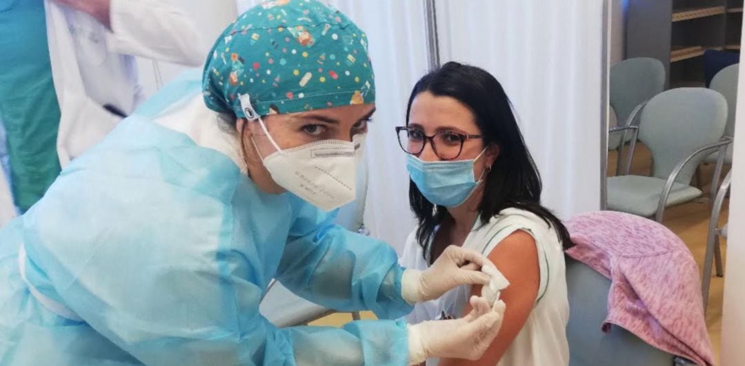 Vacunaciones contra la Covid-19 a profesionales de la Agencia Sanitaria Alto Guadalquivir.