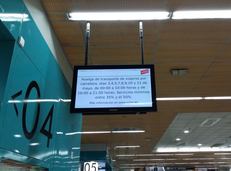 Una pantalla en el intercambiador de Moncloa avisa de los paros por la huelga. 