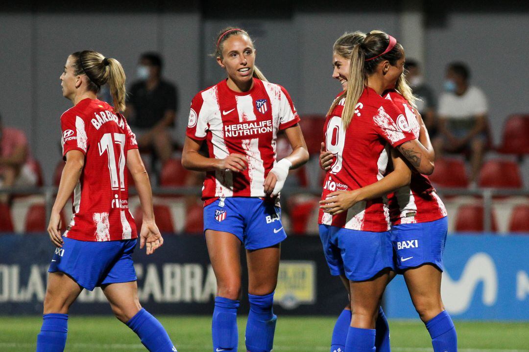 Varias jugadoras del Atlético Madrid celebran un gol contra el Rayo Vallecano