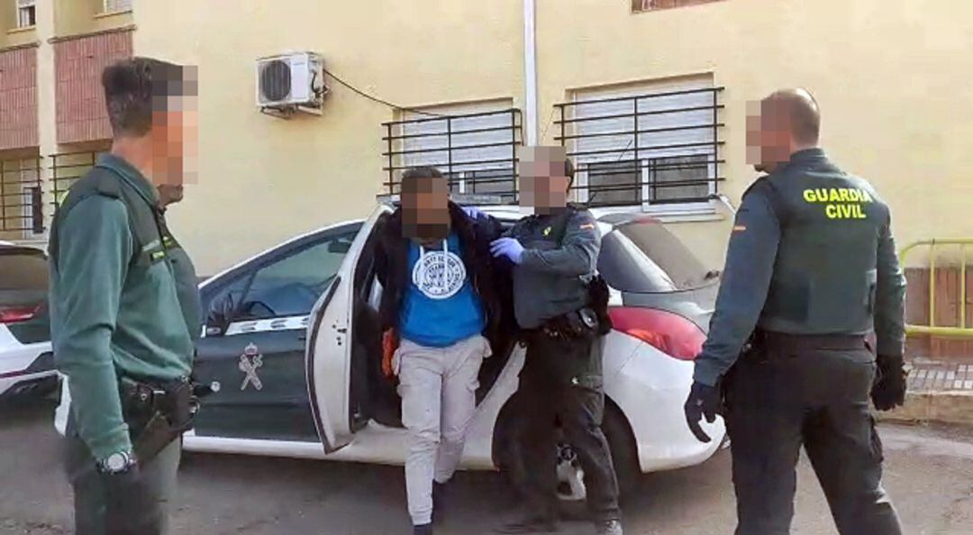 Traslado de uno de los detenidos