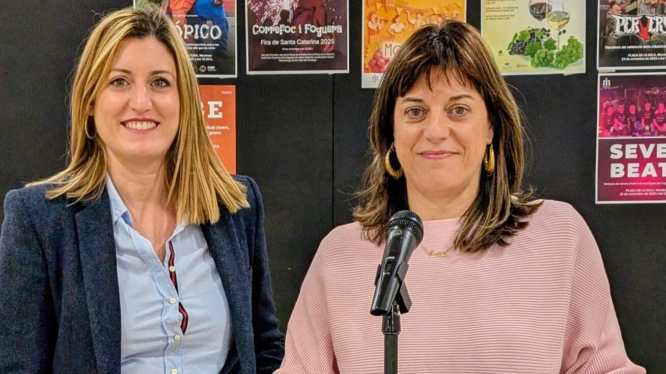 Amparo Maestre, concejala de Turismo y Fiestas, junto a Julia Tortosa, concejala de Cultura