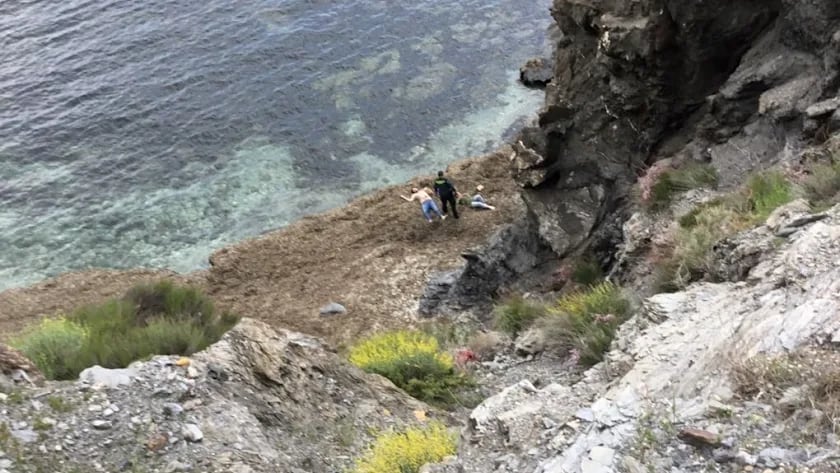 Dos personas caen desde una cala por hacerse un selfie.