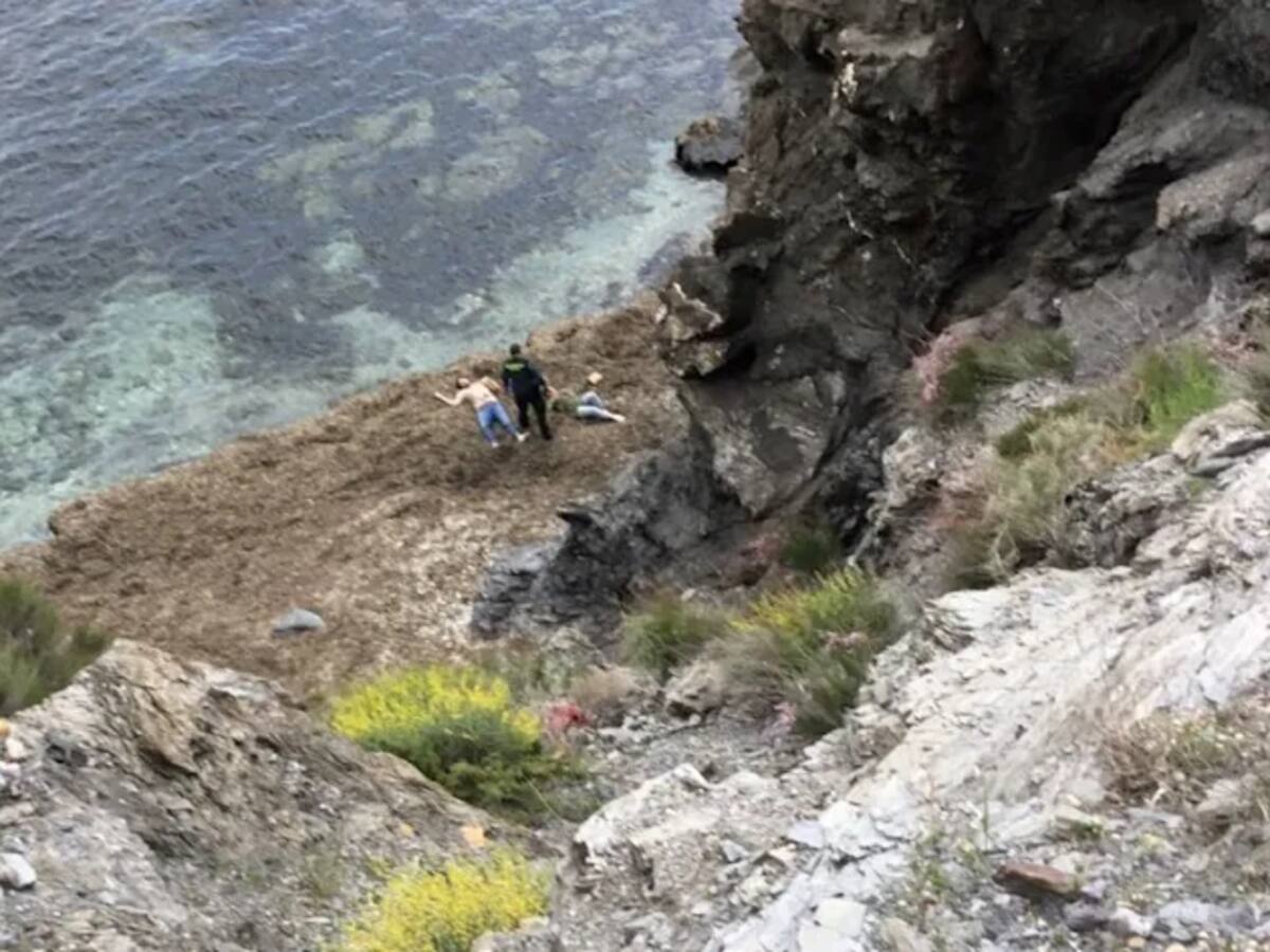 Caen por un barranco al intentar hacerse un ‘selfie’ junto a una cala almeriense