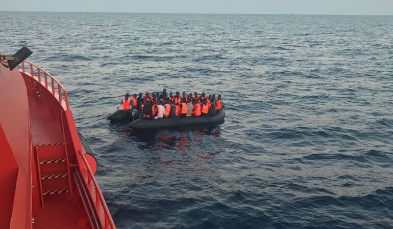 Rescatadas 160 personas que navegaban en cinco pateras por aguas del Estrecho.