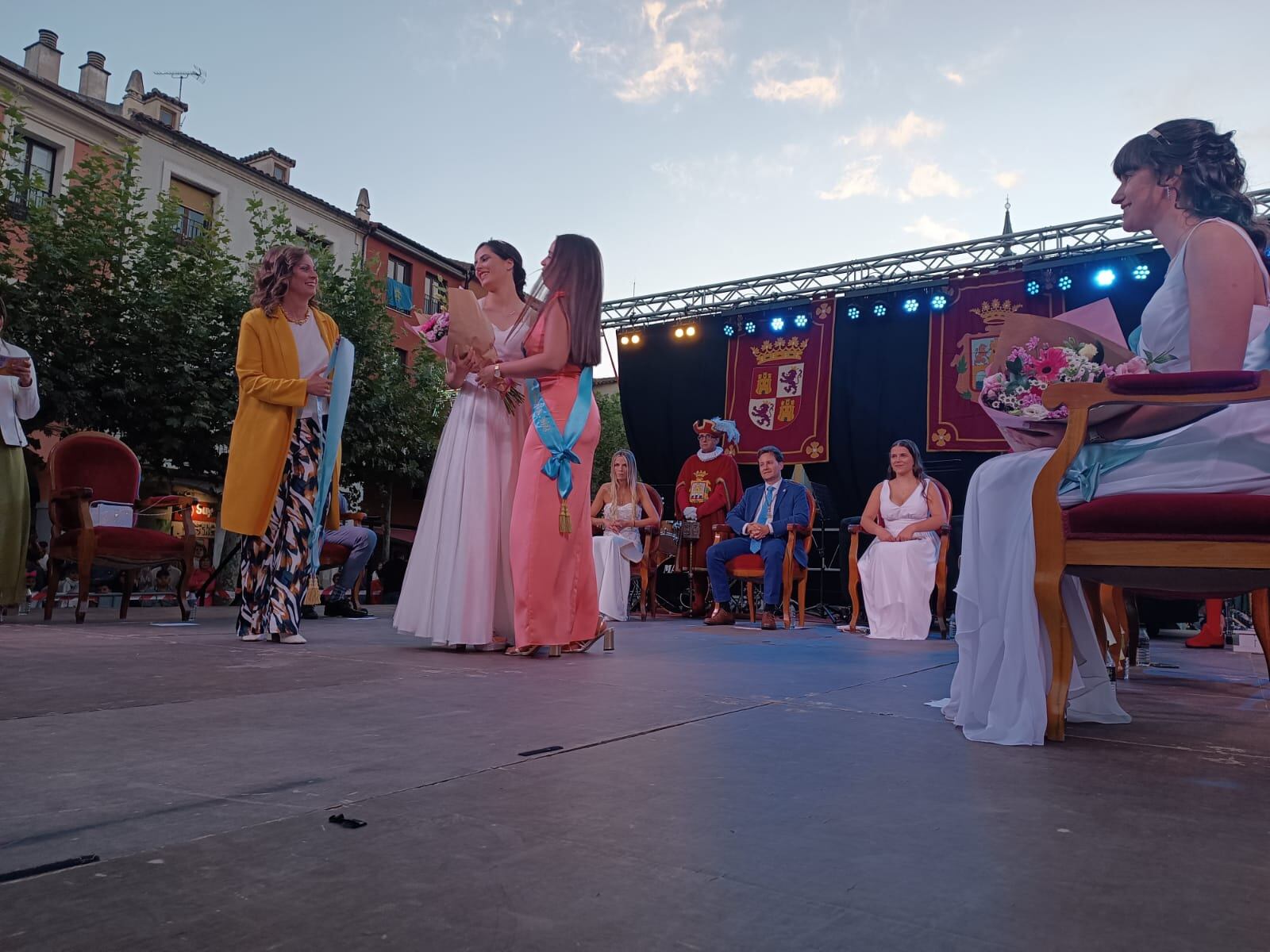 Silvia González (centro de blanco) proclamada dama de las fiestas de Aranda 2024