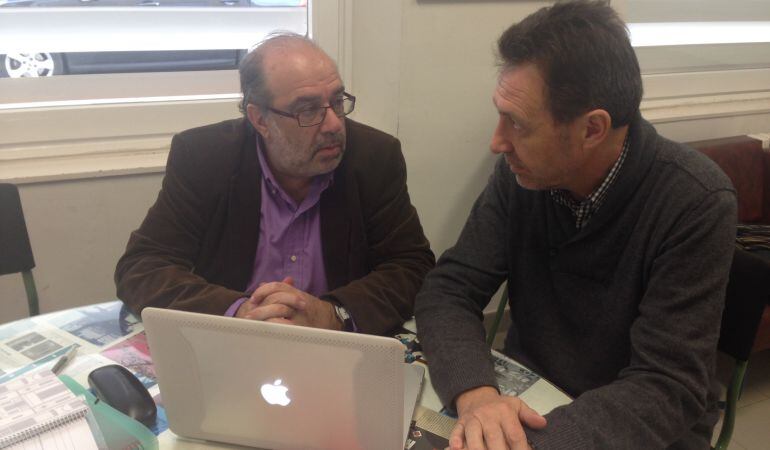Jesús Coria (esquerra) i Humbert Ferrer, al despatx de direcció de l&#039;Institut Gabriel Ferrater