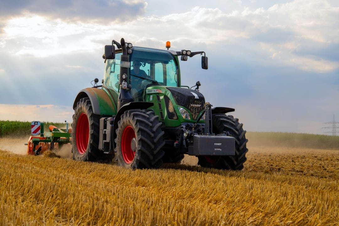 Un tractor ejerciendo su labor. Archivo.