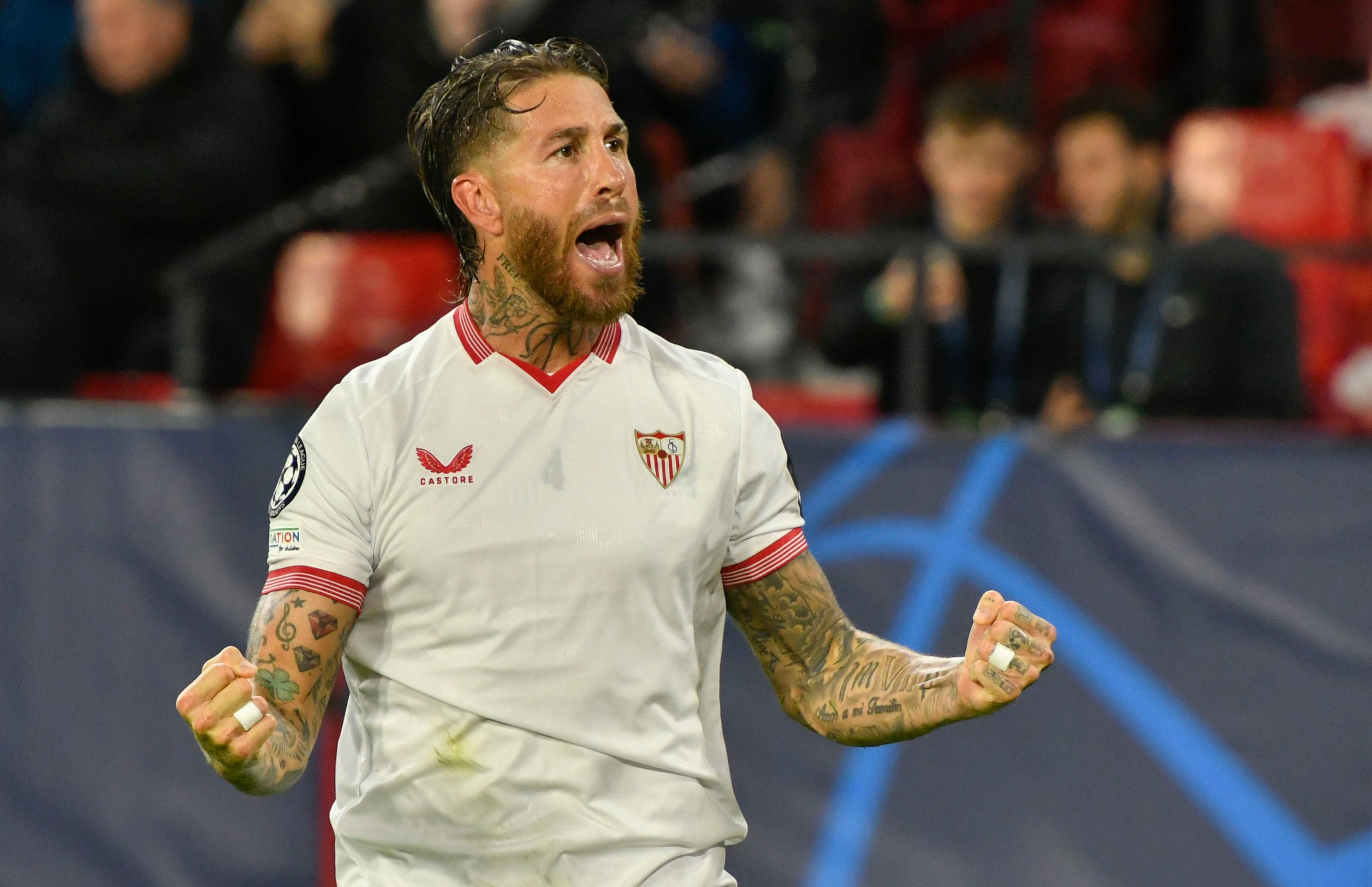 SEVILLA, 29/11/2023.- El defensa del Sevilla FC Sergio Ramos celebra tras abrir el marcador ante el PSV Eindhoven durante el partido de la Jornada 5 de la fase de grupos de la Liga de Campeones que estos dos equipos juegan hoy en el estadio Sánchez Pizjuán. EFE/Raúl Caro
