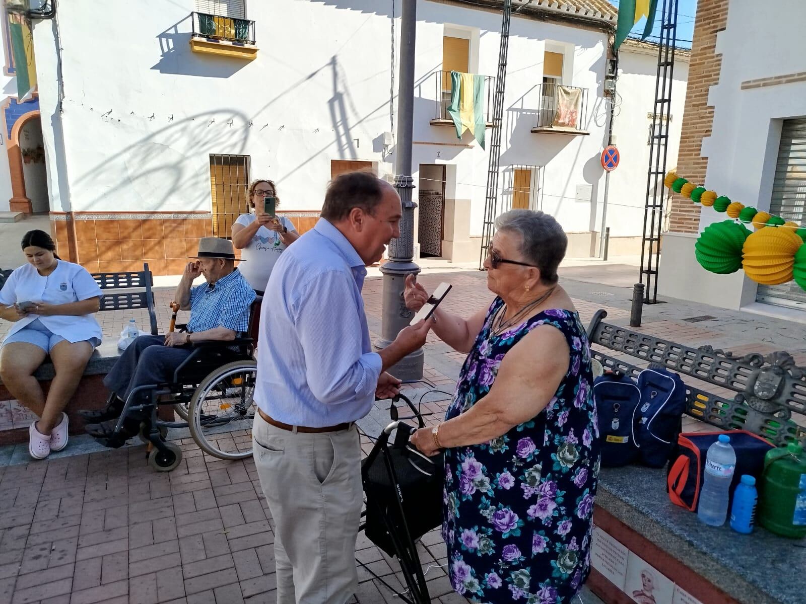 Manuel Muñoz entrevistando a los vecinos de Cañada Rosal