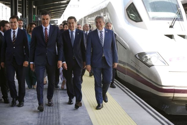 El presidente del Gobierno en funciones, Pedro Sánchez, acompañado entre otros del presidente andaluz, Juanma Moreno (2d), a su llegada a Granada a bordo del primer AVE Madrid-Antequera-Granada que ha llegado a su destino a las 12.36, tres horas y cuarto después de partir de la estación de Atocha