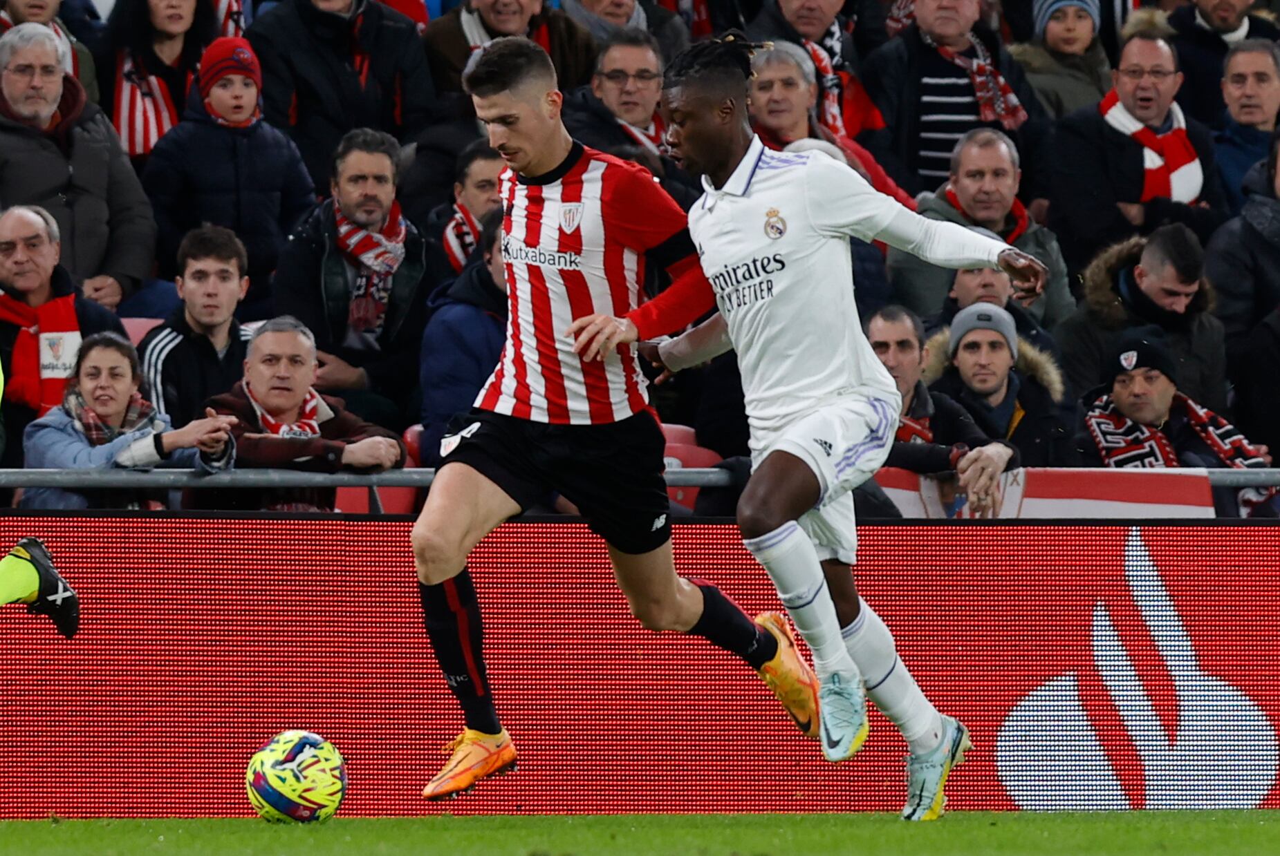 Camavinga pugna por un balón con un Sancet, en el Athletic - Real Madrid del pasado domingo. 