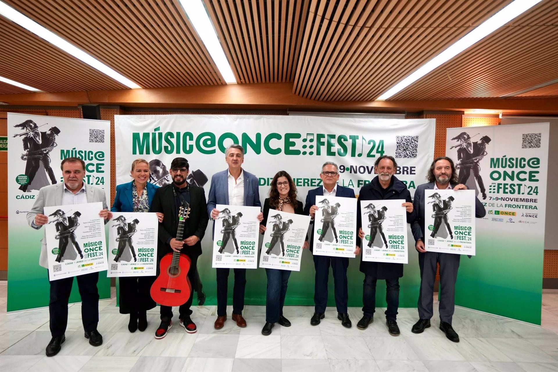 El director de Promoción Sociocultural, Artística y Deportiva de la ONCE, Ángel Luis Gómez, junto a representantes de los ayuntamiento de Jerez y Cádiz en la presentación de Músic@ONCE Fest 2024