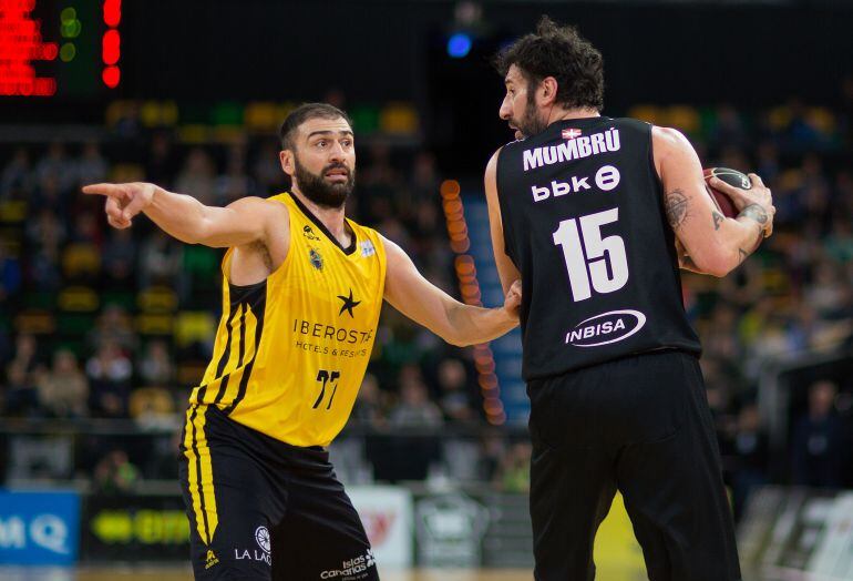 Vasileiadis defiende a Mumbrú en el encuentro jugado en Miribilia