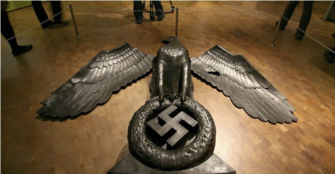 Un águila imperial de hierro es mostrada durante el preestreno de la exposición &#039;Hitler y los alemanes. Nación y crimen&#039;, en el Museo de Historia de Alemania, en Berlín, el 14 de octubre de 2010. Uniformes de las SS y la Gestapo, bustos y fotografías de Hitler y una colección de medallas nazis entre otros, se combinan con textos y vídeos explicativos en un espacio que supera los 1.000 metros cuadrados