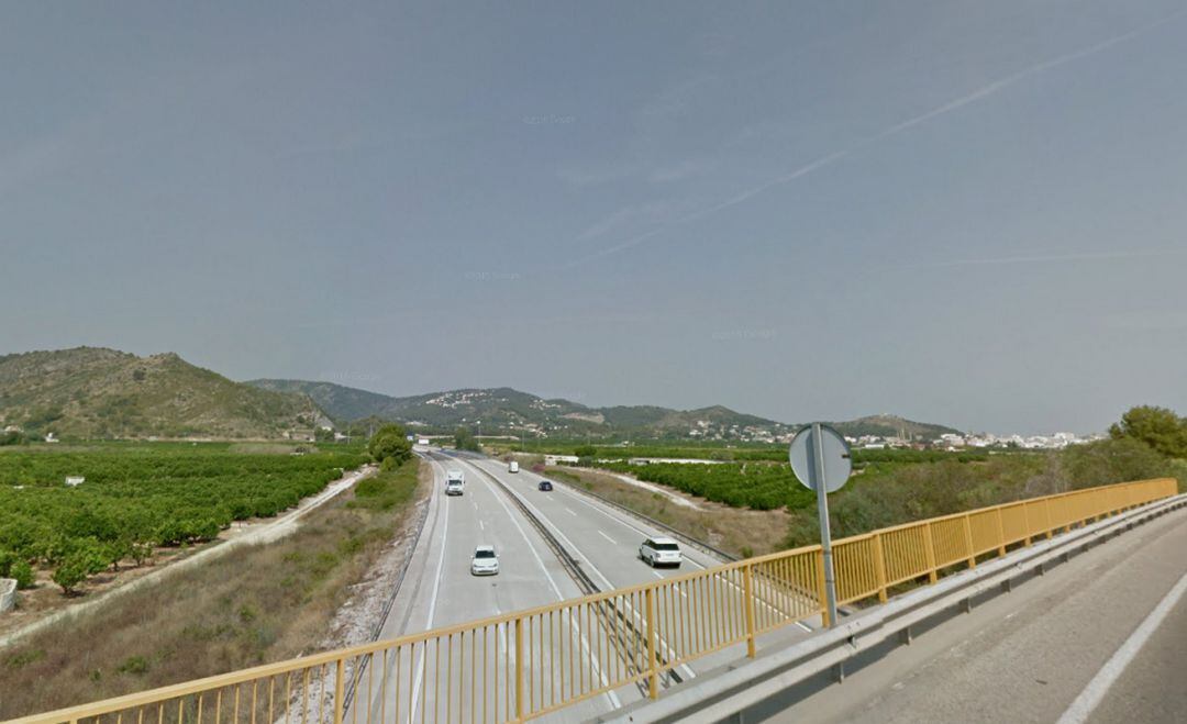 Autopista Ap-7 al sur de la ciudad de Oliva
