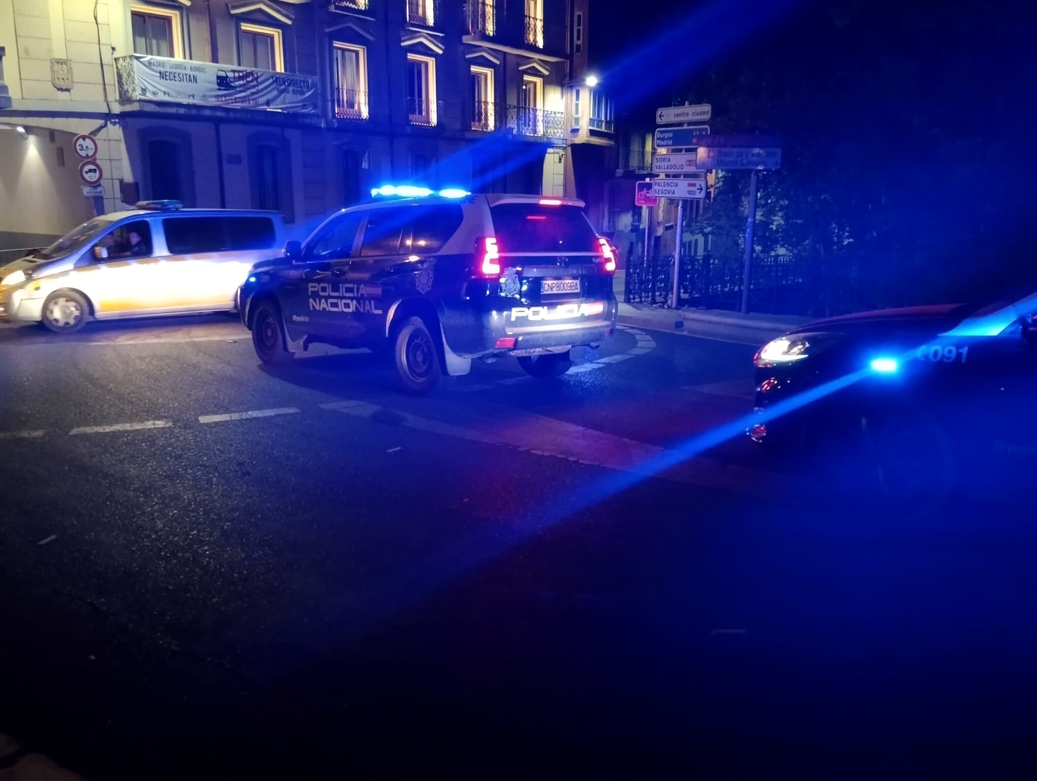 Varias patrullas se dirigen hacia el casco antiguo al recibir el aviso del incidente