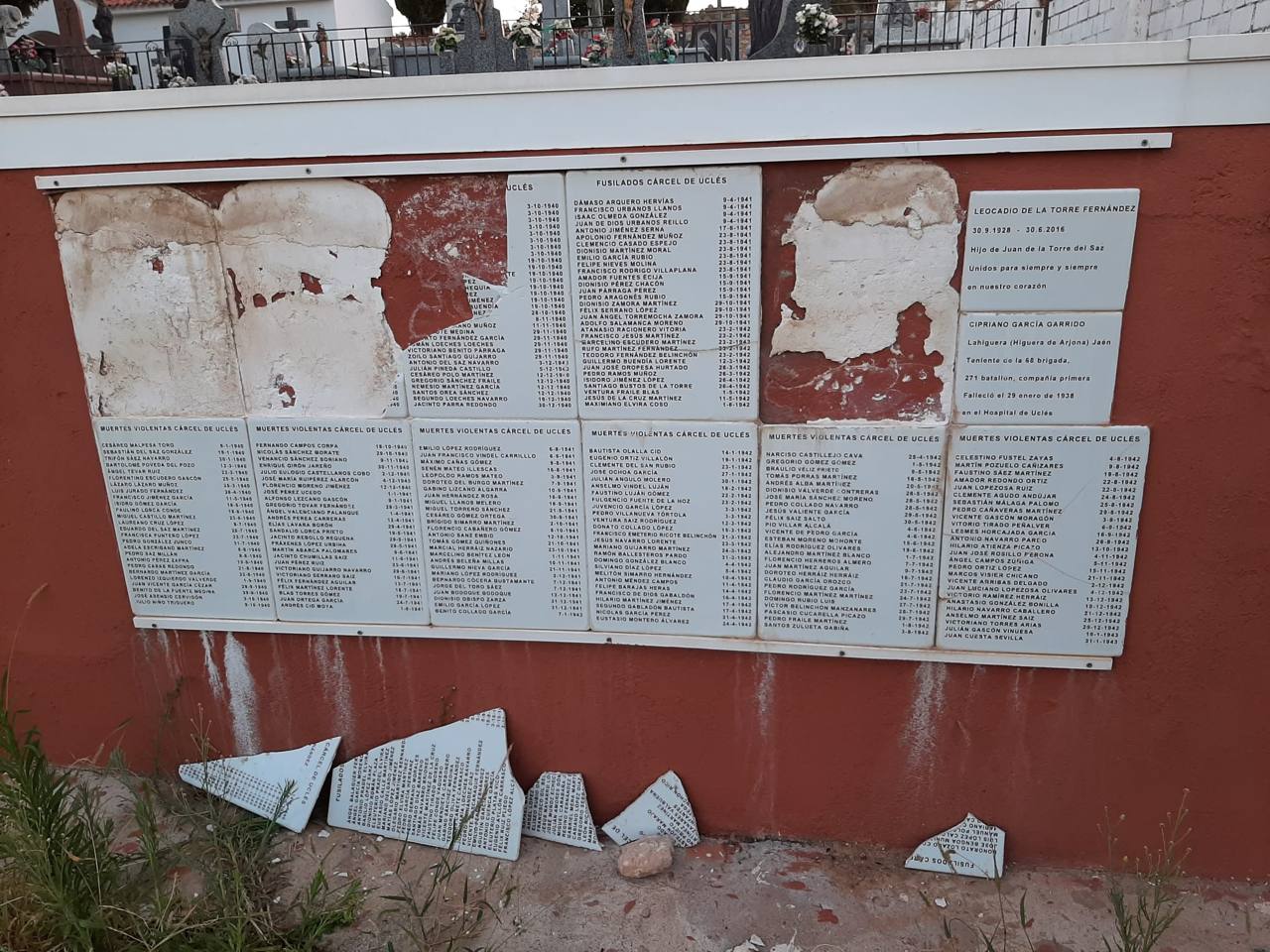 Estado del memorial vandalizado, erigido a las víctimas exhumadas del franquismo en Uclés (Cuenca)