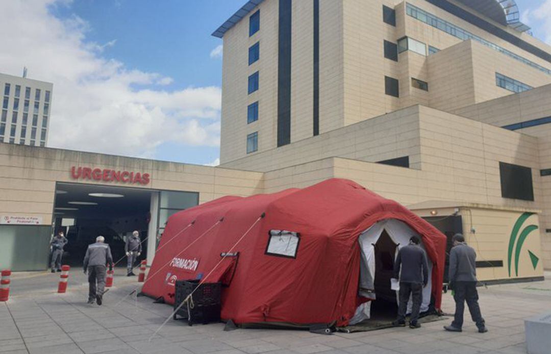 Carpa instalada a las puertas de las Urgencias del hospital San Cecilio de Granada para garantizar la desinfección de usuarios y profesionales en cada entrada o salida del centro. Una carpa similar se ha instalado en el hospital Virgen de las Nieves y en el viejo hospital San Cecilio, ahora reabierto