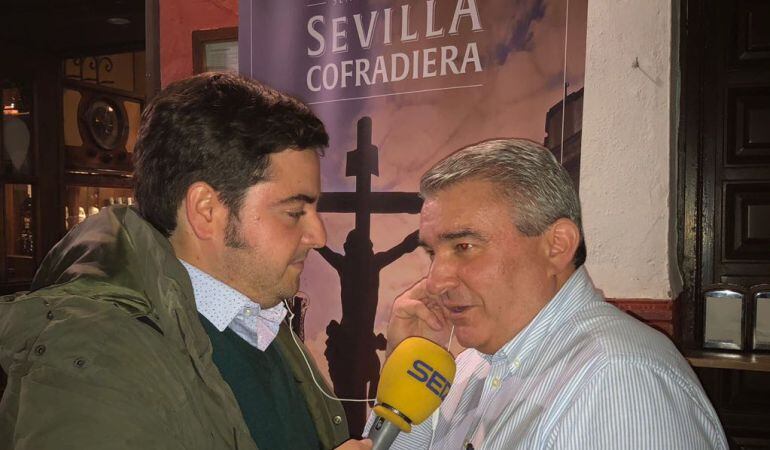 José Manuel Peña entrevista a Ramón López de Tejada a las puertas de la Abacería de San Lorenzo
