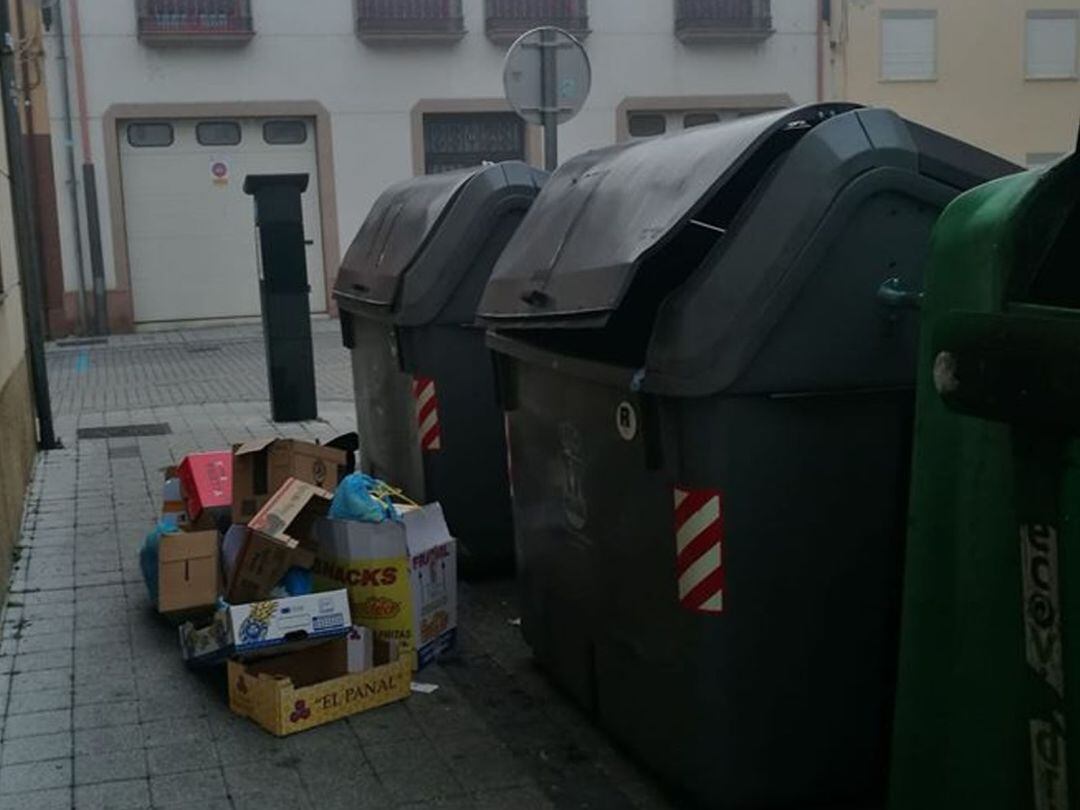 Contendores de basura en una calle de Benavente