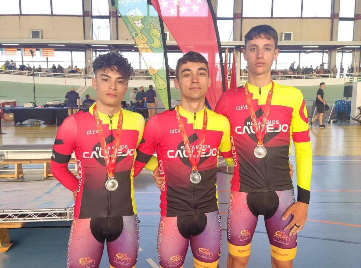 Los integrantes del Recambios Callejo que lograron la medalla de Plata por equipos con Castilla y León en el Nacional juvenil de Pista. Bruno Palomo, Unai Díez y Juan Hermosa, de izq. a dch.