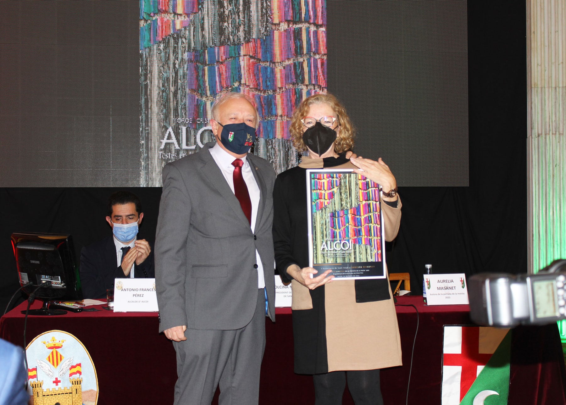 El presidente de la Asociación de San Jorge, Juan José Olcina y la autora de la portada de la Revista, Aurelia Masanet