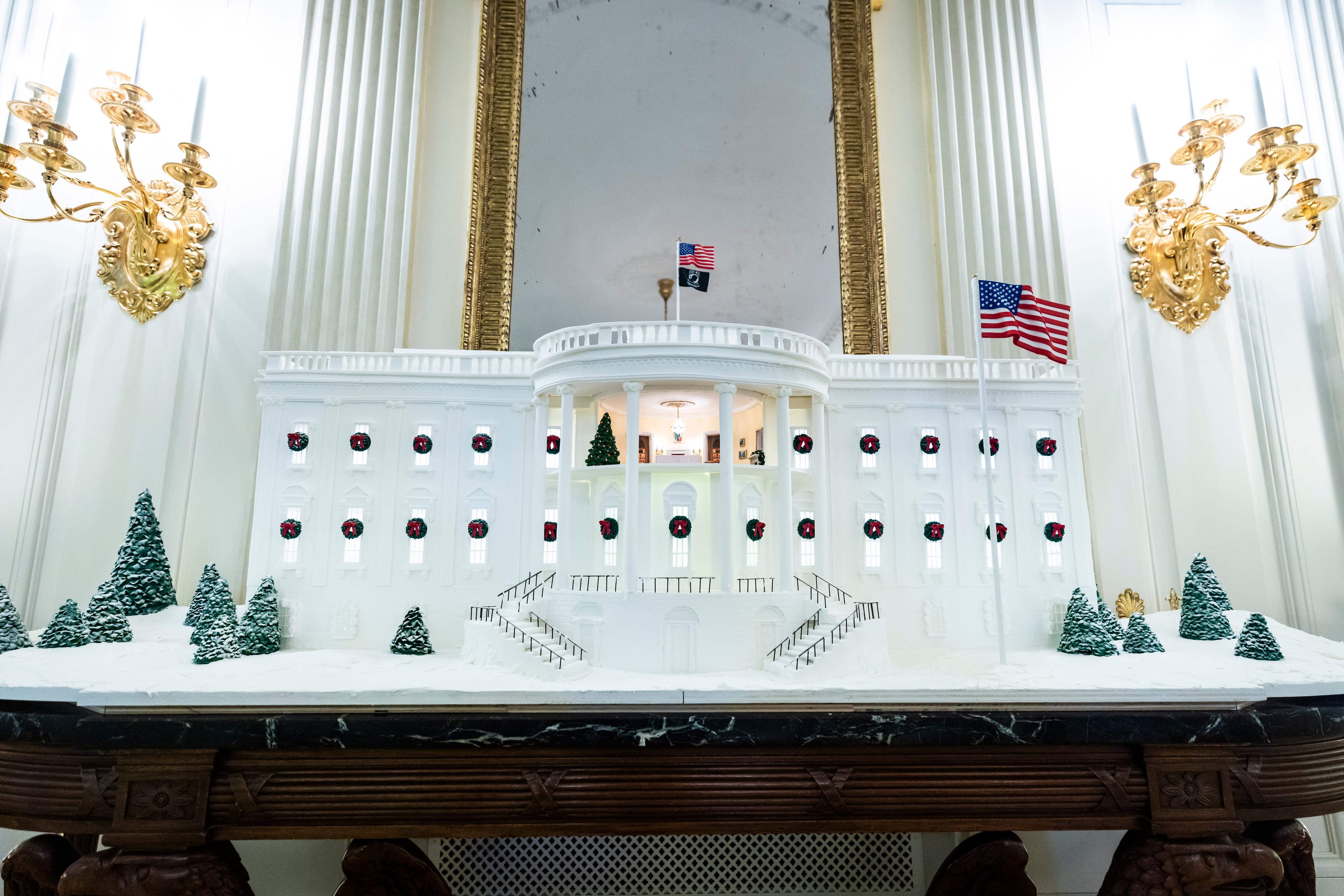 Una réplica de la Casa Blanca hecha de 54 kilos de pan de jengibre en exhibición en el vestíbulo principal. EFE/EPA/JIM LO SCALZO