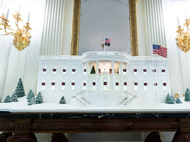 Una réplica de la Casa Blanca hecha de 54 kilos de pan de jengibre en exhibición en el vestíbulo principal. EFE/EPA/JIM LO SCALZO
