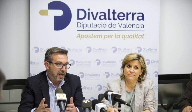 Los gerentes de Divalterra, Víctor Sahuquillo y Agustina Brines en la presentación de la nueva marca de la empresa de la Diputación