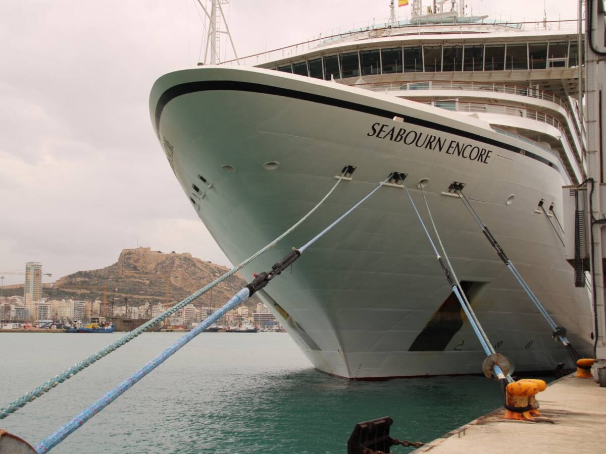 El crucero de lujo Seabourn Encore recala por primera vez en Alicante