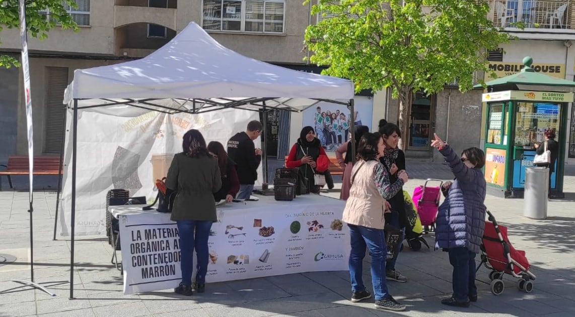 Punto informativo acerca de la recogida de residuos orgánicos en Huesca.