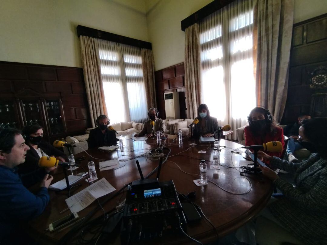 Emisión en directo de Plaza Pública. De izquierda a derecha, Toño Ruesta, Sara Fernández (CS), Fernando Rivarés (Podemos), Pedro Santisteve (ZEC), Lola Ranera (PSOE), María Navarro (PP) y Carmen Rouco (VOX)