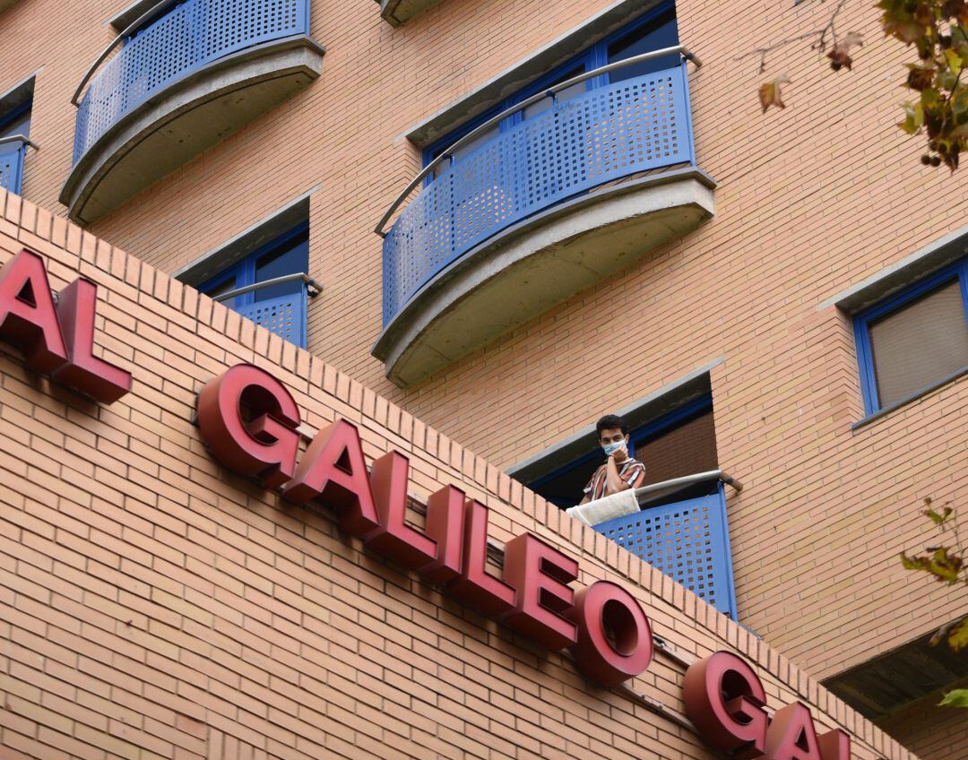 Estudiantes se asoman a los balcones de sus habitaciones en la residencia Galileo Galilei durante una concentración convocada por el sindicato &#039;Estudiantes en Lucha&#039; en la residencia Galileo Galilei, en València.