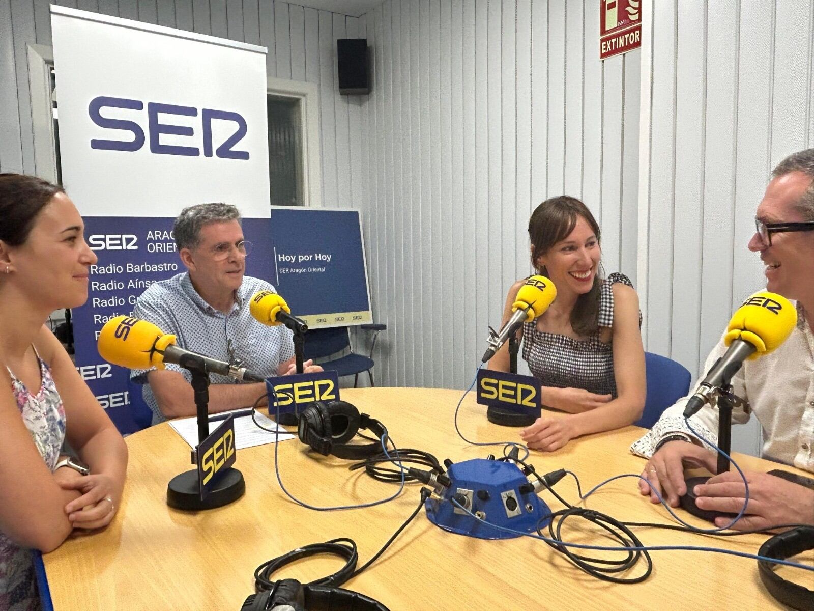 Silvia Robles, Eva Noya y Sergio Bielsa en los estudios de Ser Aragón Oriental en Barbastro
