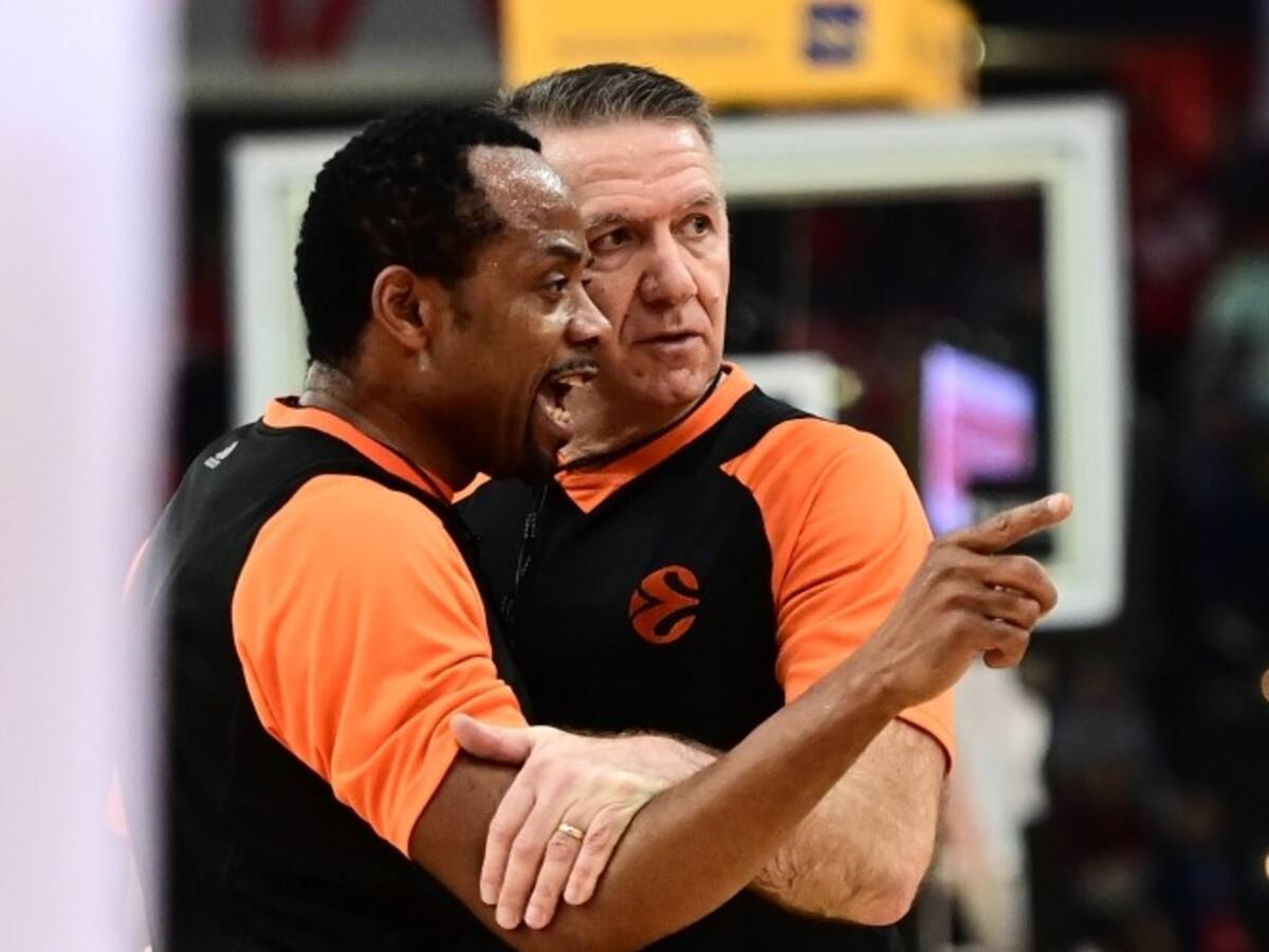 Joseph Bissang detuvo el Olympiakos-Valencia Basket al recibir insultos racistas de un aficionado sentado a pie de pista