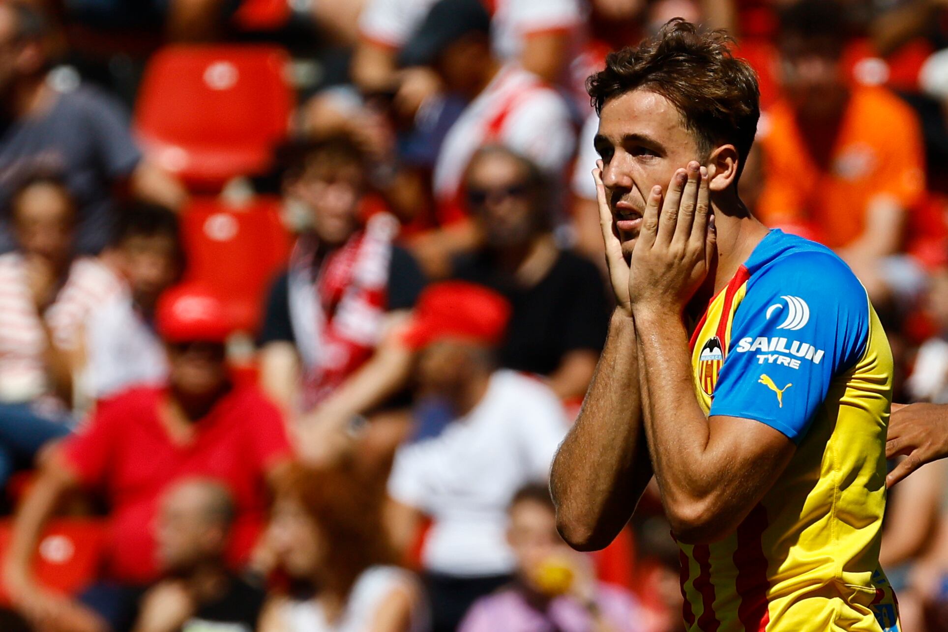 El jugador del Valencia Nico González se lamenta tras fallar una ocasión de gol, durante el partido de la quinta jornada de LaLiga disputado entre el Rayo Vallecano y el Valencia CF, este sábado en el Estadio de Vallecas. EFE/ Sergio Pérez