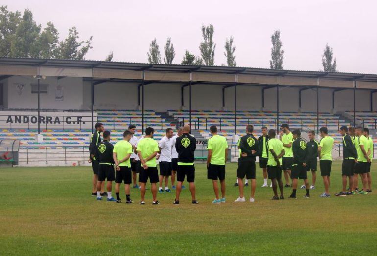 La plantilla del Hércules CF en el estadio del Andorra CF