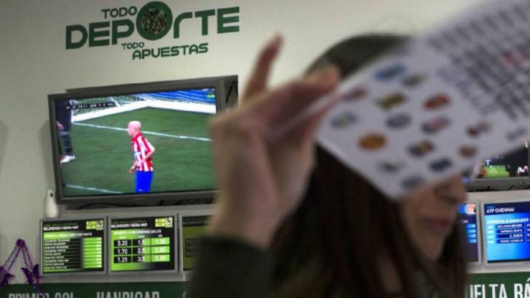 Un cliente en una sala de apuestas deportivas