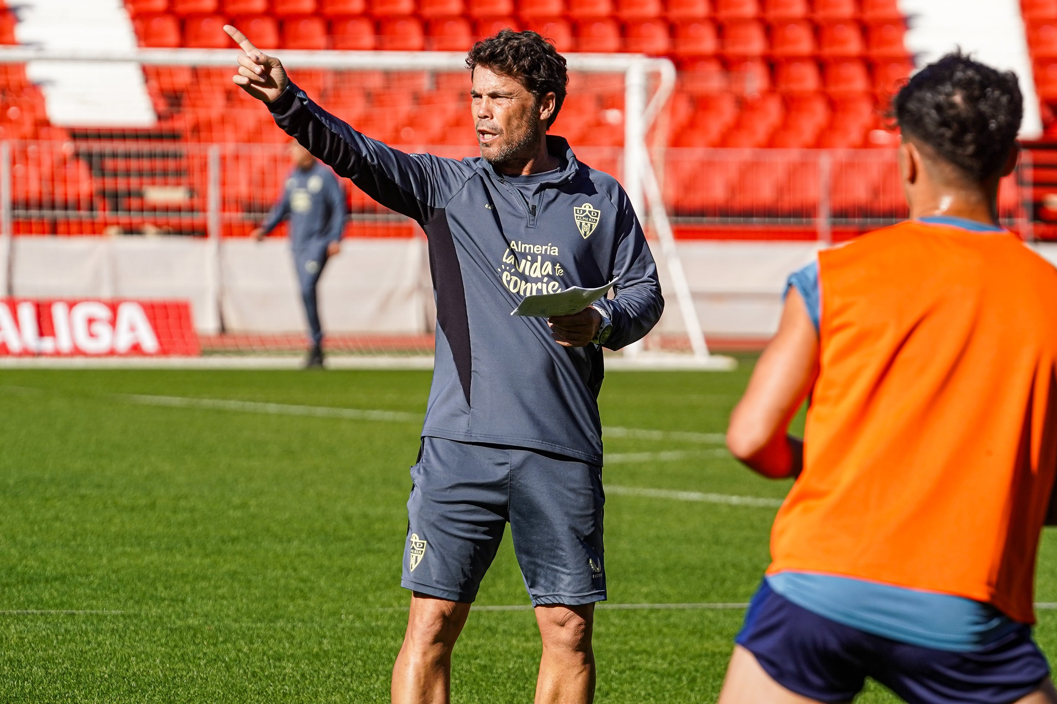 Rubi, dando instrucciones en el Estadio de los Juegos Mediterráneos.