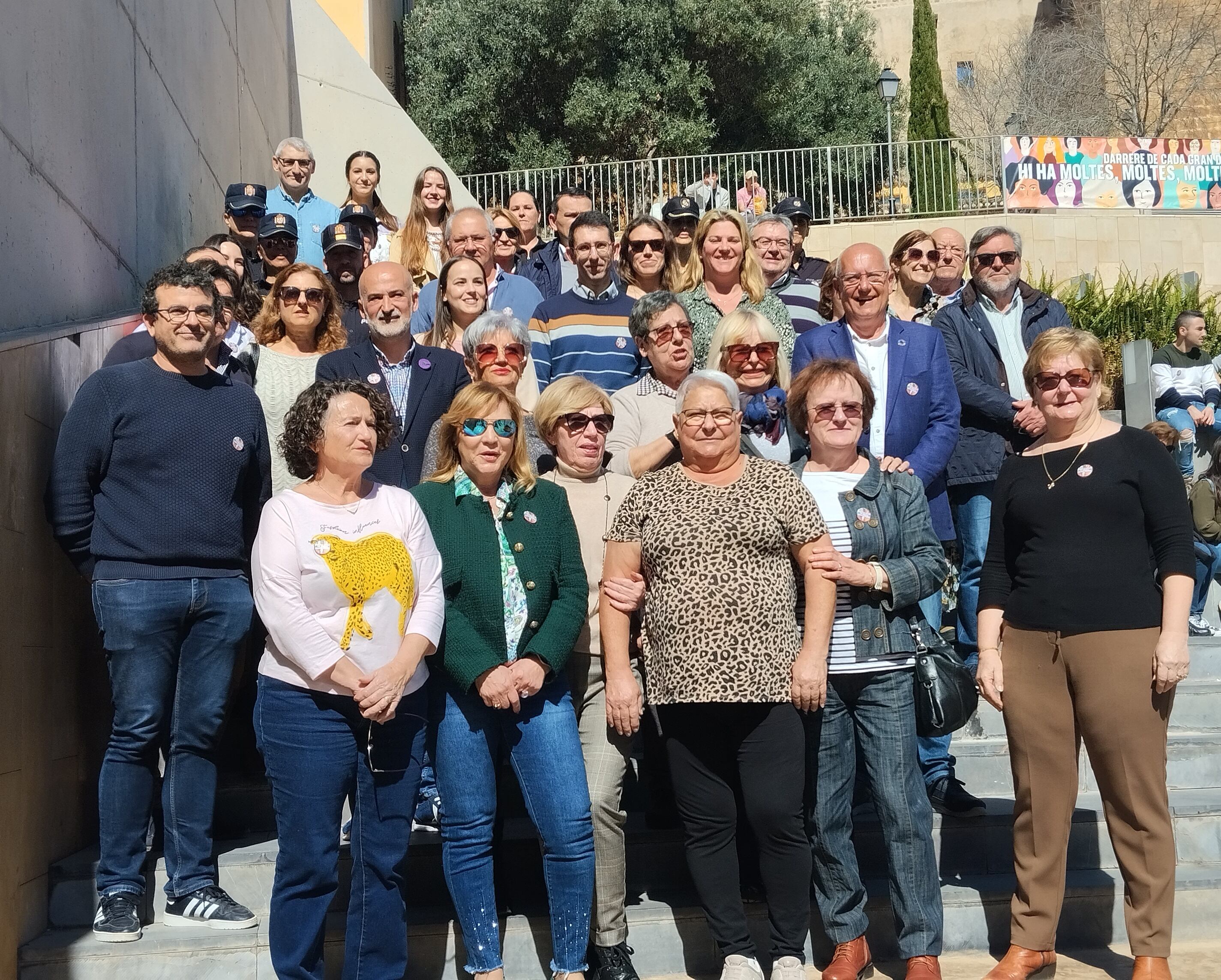 Foto de familia al finalizar la lectura de la declaración institucional.