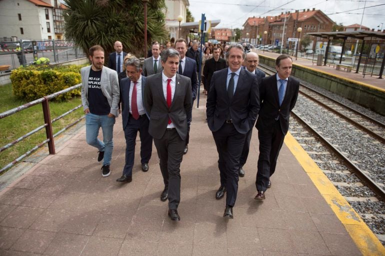 El ministro de Fomento, Iñigo de la Serna, junto al presidente de Cantabria, Miguel Ángel Revilla, entre otros,  durante la presentación de las obras de accesibilidad a la estación de tren de Bezana.