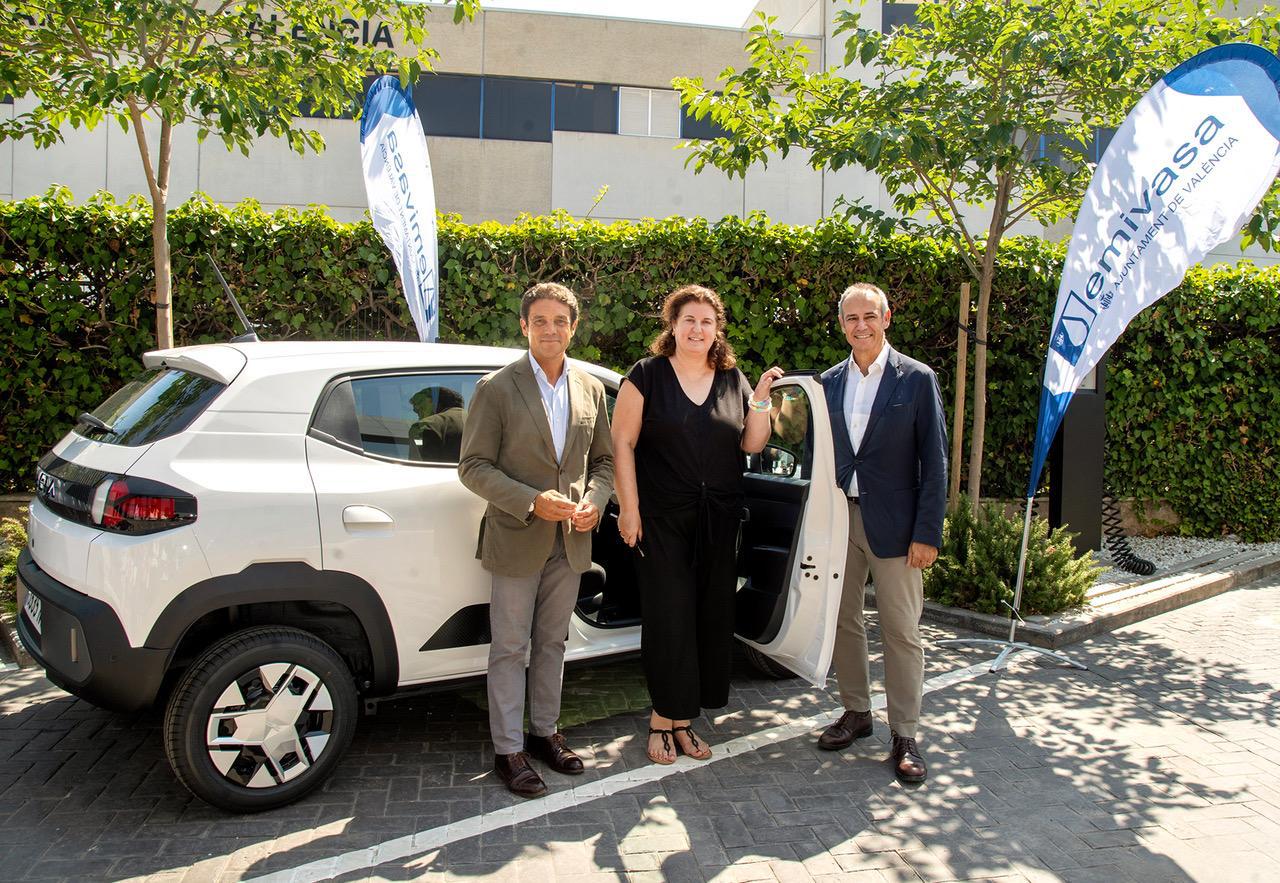 Cristina Martín, ganadora del sorteo de un vehículo DACIA 100 por 100 eléctrico